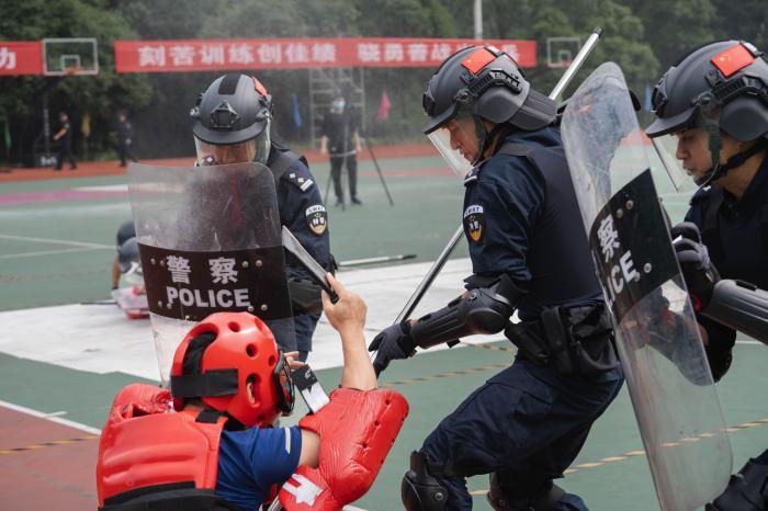重庆举行监狱系统警务技能大比武 监狱警察上演技能“巅峰对决”
