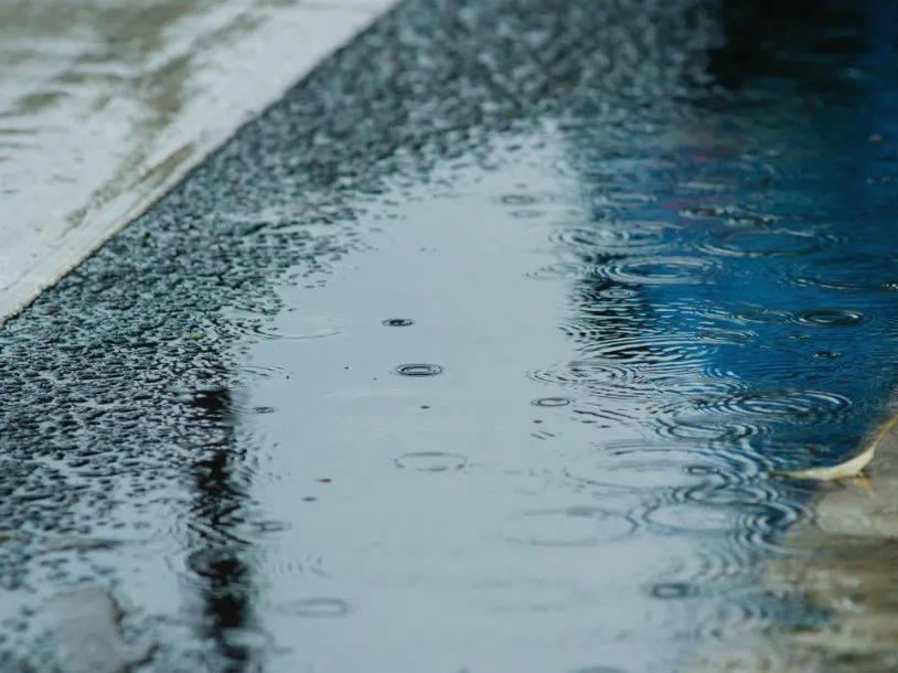 重慶23個區縣遭遇暴雨 60多條中小河流出現漲水過程