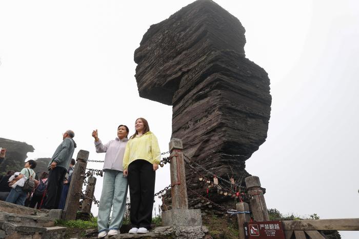 世界自然遺產地梵凈山云霧景觀引游客