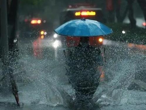 重庆12个区县遭遇暴雨 两条河流出现超警戒水位洪水