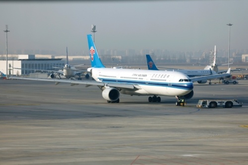 广州白云机场上半年接送旅客超2800万人次