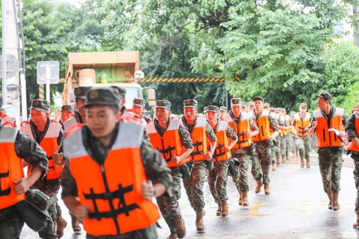 重慶萬州遭遇大暴雨襲擊  駐地武警官兵緊急馳援