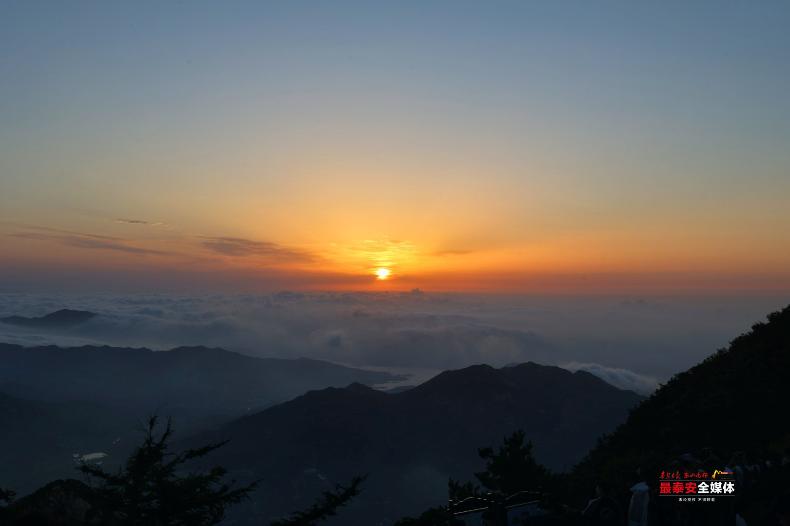天下泰山丨日出东方霞光溢彩
