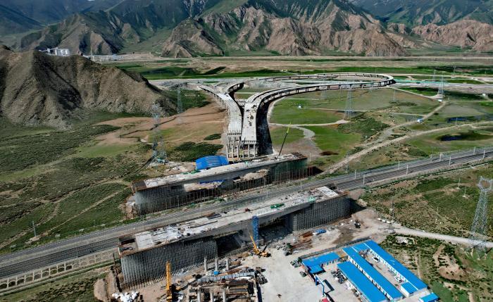 青海：一跨青藏铁路转体桥箱梁浇筑完成  创三项纪录