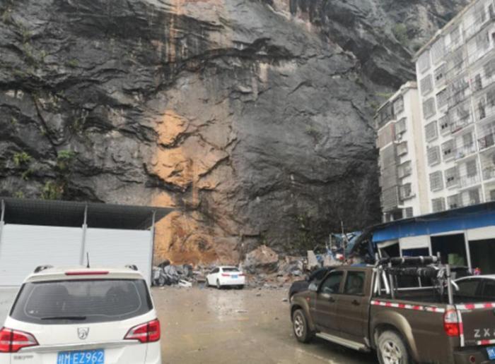 广西东兰一社区停车场后山岩石滑落 36户居民被告知转移