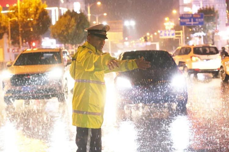 山東交警提醒|雨天出行 需注意這些