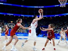 大运会女篮：中国队战胜波兰队，两连胜晋级1/4决赛