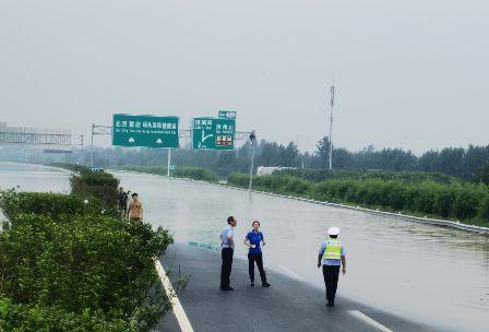 京港澳高速涿州地區(qū)部分路段目前中斷 交警建議繞行