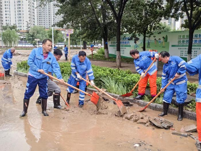北京数万环卫职工开展道路清扫 房山、门头沟清理工作仍在进行