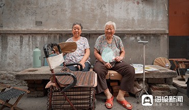 城中村人物志①丨两个穿着碎花短袖的老人，想要一条“幸福路”