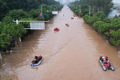 涿州救援见闻：“从未想过，有一天会在这条路上坐船”