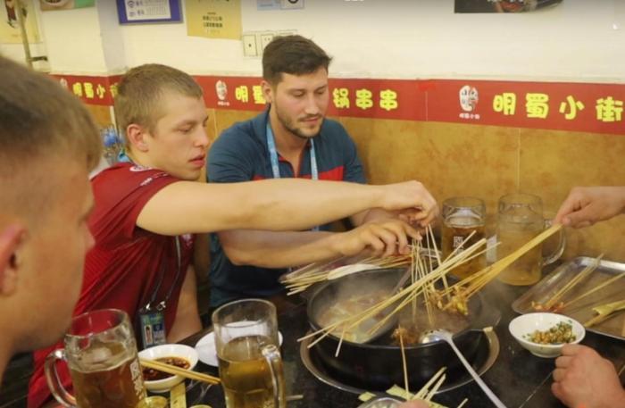 （成都大運會）外國代表團成員“尋味”成都  感受舌尖上的“天府之國”
