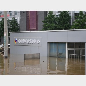 中國民眾用愛心“打撈”被洪水淹沒的圖書