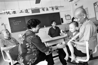 北京門頭溝一小學5小時轉換為安置點 校長帶頭舀雨水沖洗廁所