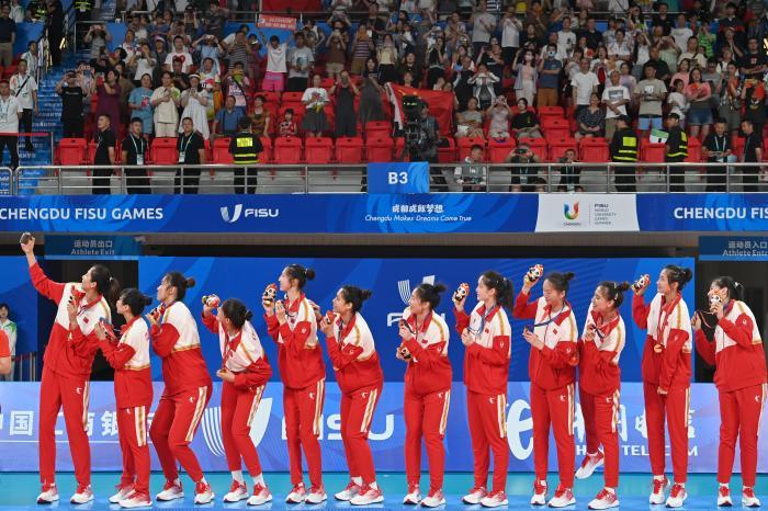 （成都大運會）中國隊連下三局戰勝日本隊奪得女排冠軍