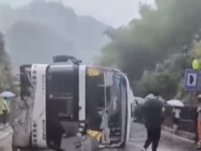浙江一載26人大客車發生側翻，一人傷勢較重