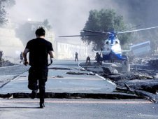 十萬火急！民警開飛機(jī)為群眾送“快遞”