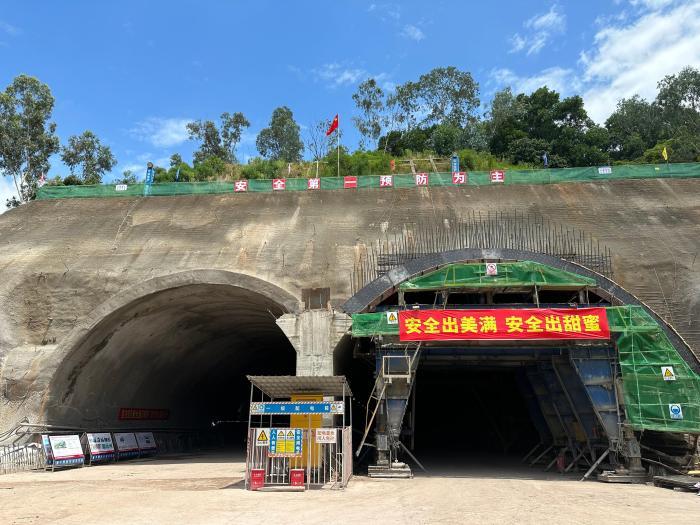 深圳如意路嶂背隧道順利貫通