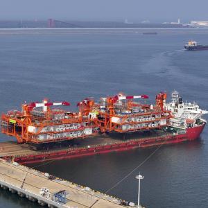 渤海首個千億方大氣田I期項目海上平臺在工廠建造完工