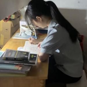 在菜攤邊學習、也曾學到崩潰……她高分考上了理想專業