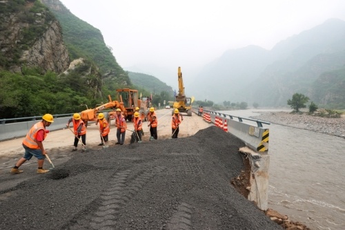 北京門頭溝城區清淤近4萬噸