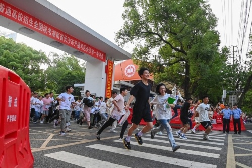 普通家庭學子的努力與不易應當被更多“看見”