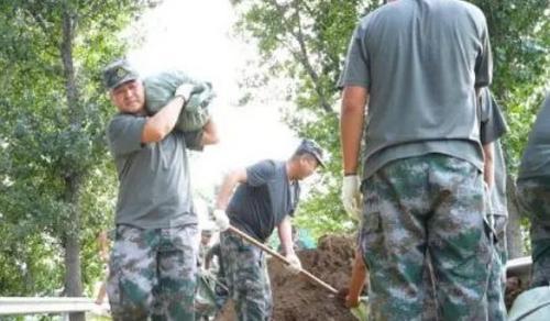 天津警備區(qū)民兵抗洪搶險(xiǎn)人物側(cè)記：民兵“老葉”堅(jiān)守永定河堤