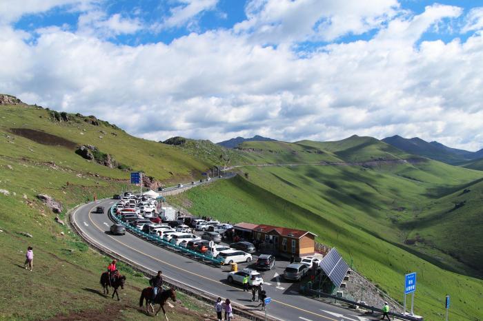 新疆独库公路：每年吸引数百万游客自驾的“网红公路”