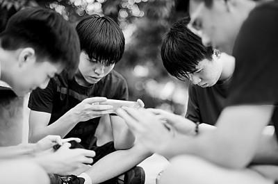 暑假過半，孩子“機(jī)”不離手該咋辦