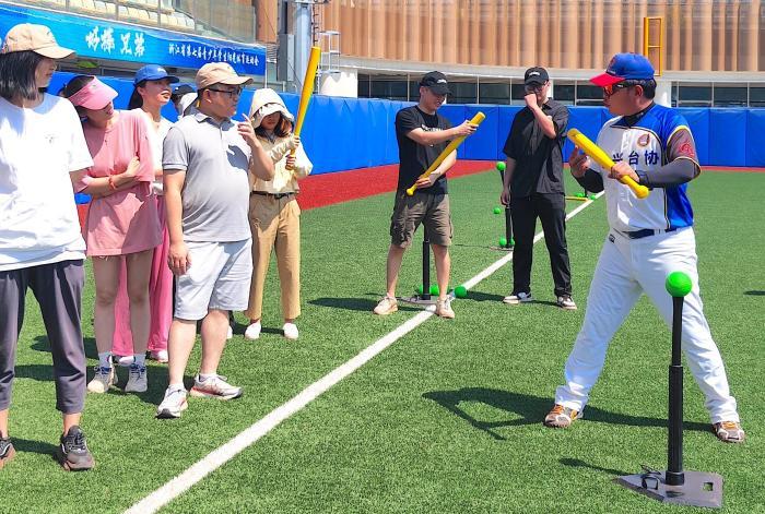 兩岸青年聚亞運棒壘球賽場 “以球會友”促交流