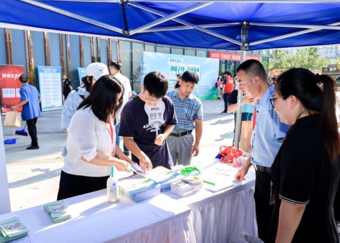 北京舉辦仲夏之約“招聘夜市” 為民企和高校畢業生搭建平臺