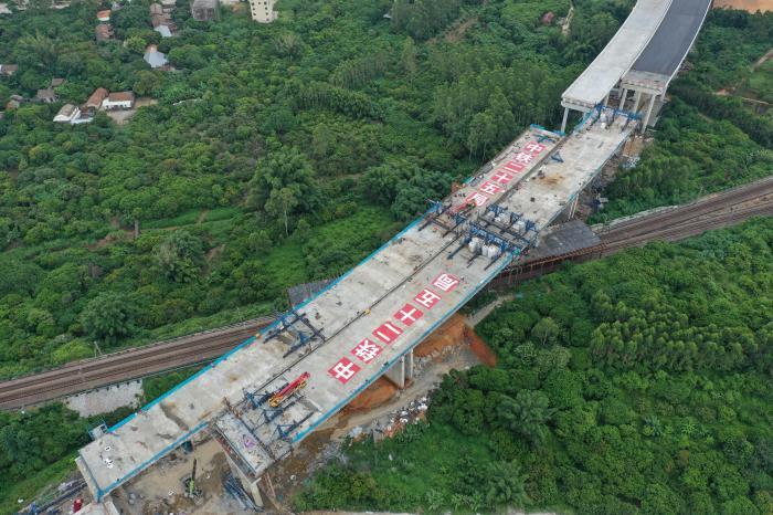 惠龍高速全線唯一一座跨鐵路連續梁合龍