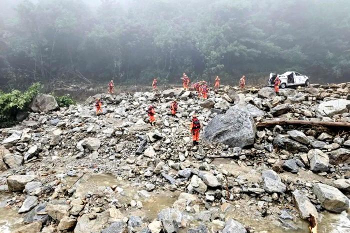 陜西消防緊急處置西安市長安區山洪泥石流災害