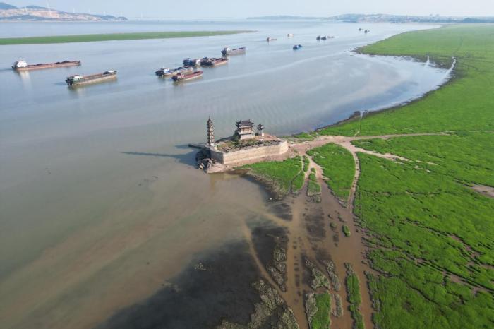 江西鄱陽湖水位在枯水線徘徊 “千年石島”落星墩再露全貌