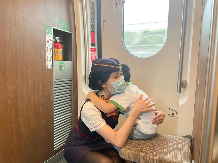 90后“列車媽媽”的暑運“育兒寶典”