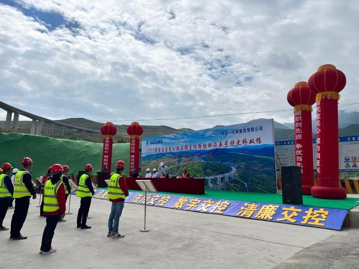 青海首座高速公路螺旋橋實現合龍