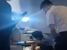 充電寶掉進座椅縫被擠冒煙，東航一客機緊急備降
