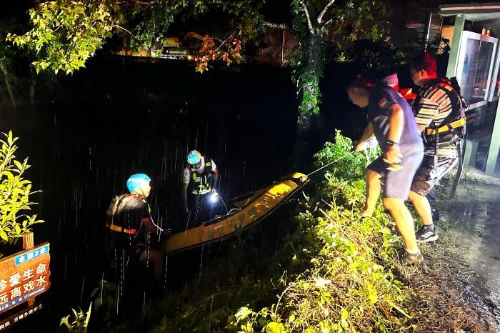安徽寧國：暴雨突襲 警民合力援救遇險游客