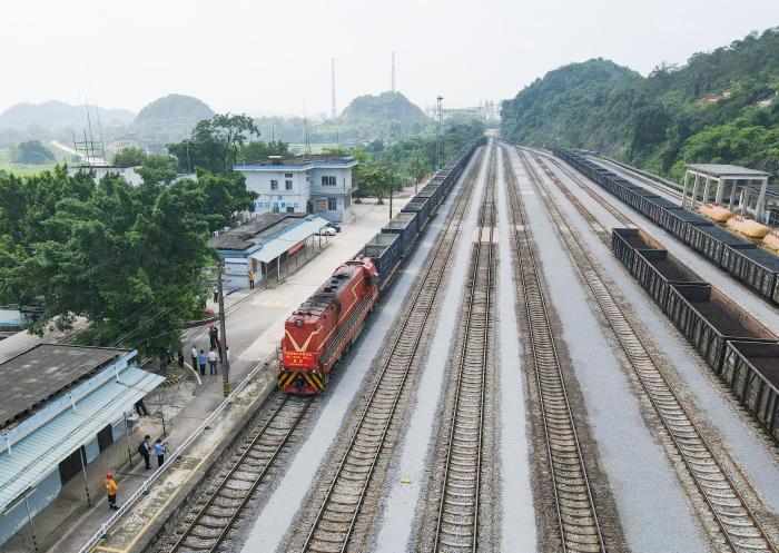 廣西石料搭乘西部陸海新通道敞頂集裝箱班列奔赴齊魯大地