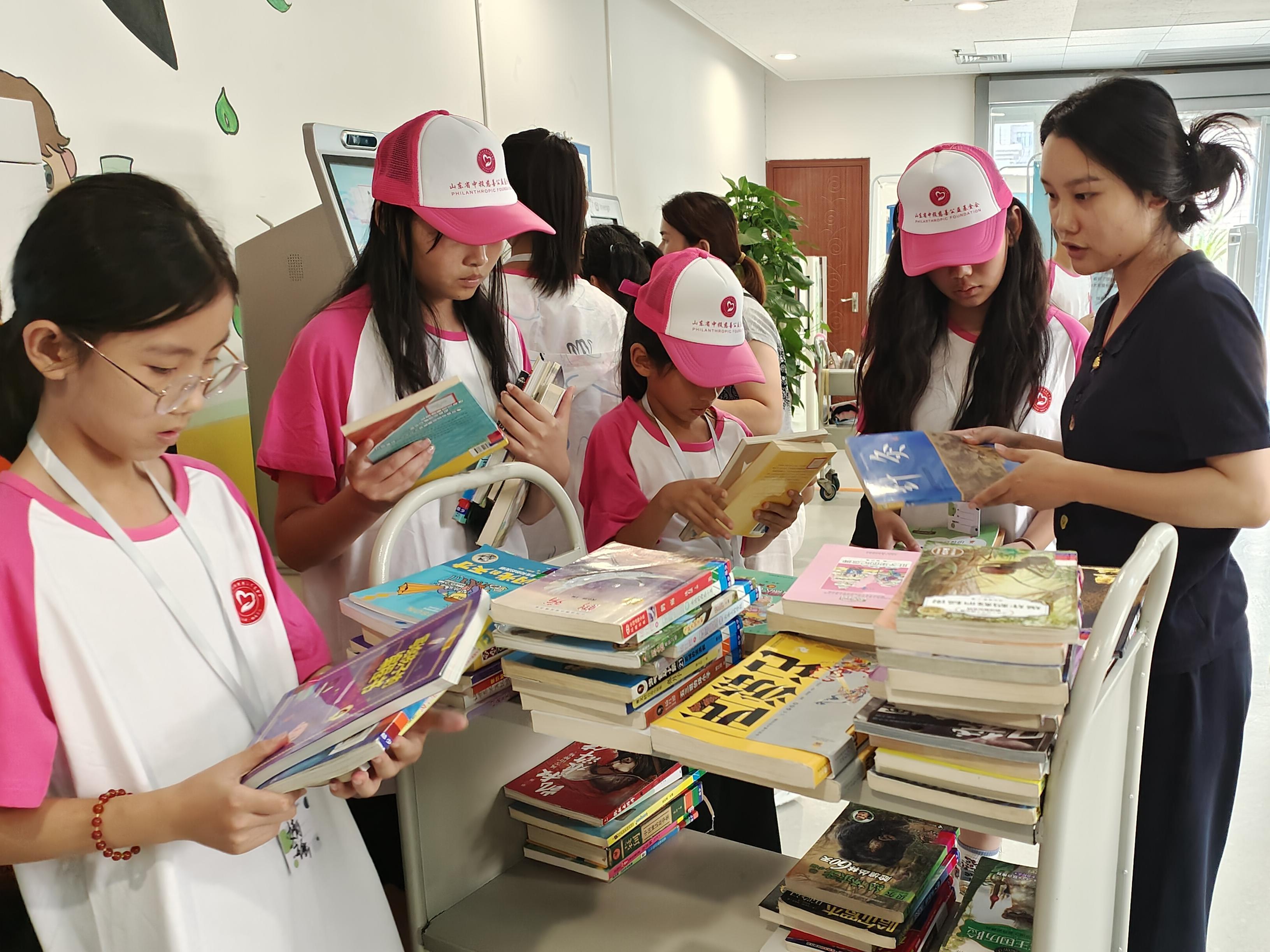 觸摸知識、體驗科技：40名困境兒童受邀“圖書管理員職業體驗”