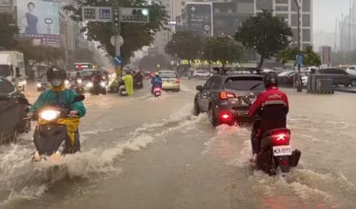 臺灣多地遭強降雨侵襲 網友稱上班路上“根本像劃船”