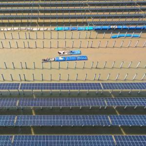 浙江三門:灘涂光伏電站加緊施工建設