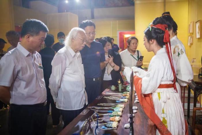 “錦繡中華·紫禁之巔——傳統(tǒng)織染繡藝術(shù)與生活展”啟幕