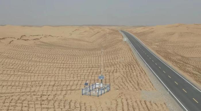 第三条塔克拉玛干沙漠公路启用智能气象站