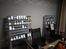 太瘋狂！3000余部手機開著機自動注冊微信號