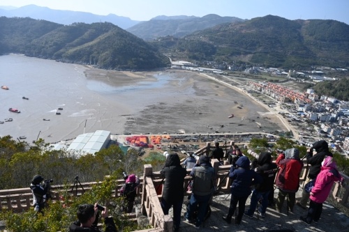 海峽兩岸攝影名家邀請展評選在北京舉行