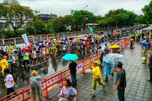 臺(tái)灣“還路于民游行”吁當(dāng)局重視交通安全 藍(lán)綠白候選人同臺(tái)無互動(dòng)
