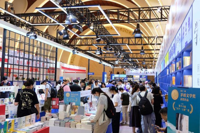 （申城風(fēng)景線）打開“書的世界”，愛書人在上海浪漫“約會(huì)”