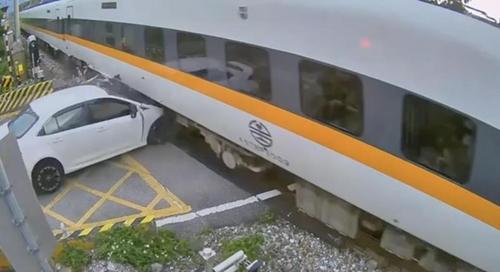 花蓮一轎車撞上臺(tái)鐵太魯閣號(hào)“秒變廢鐵” 司機(jī)涉酒駕輕傷送醫(yī)