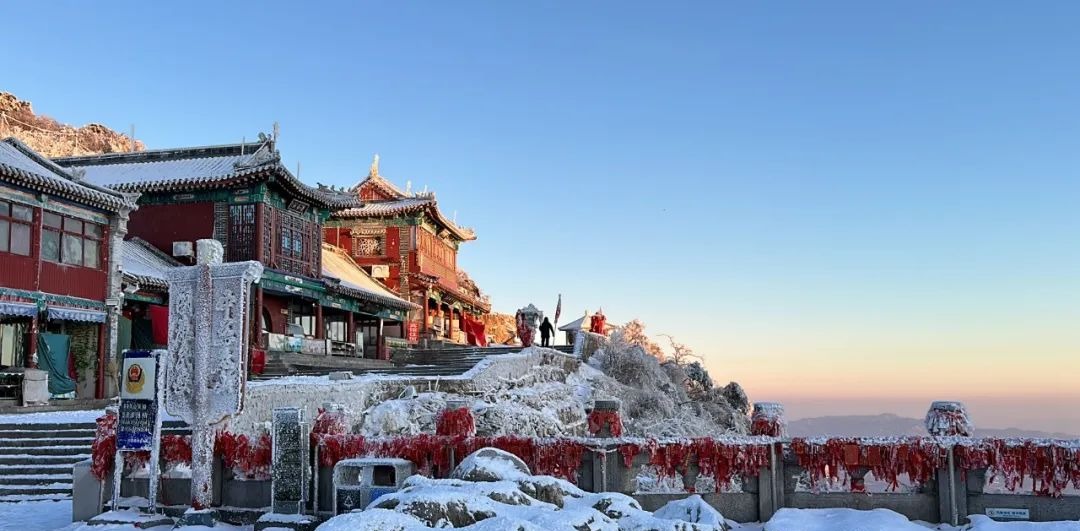 雪後泰山銀裝素裹美不勝收